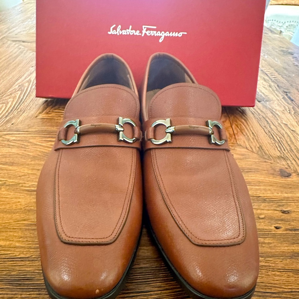 Ferragamo- men’s Benford dress shoes. Gorgeous pebble color/ brown.